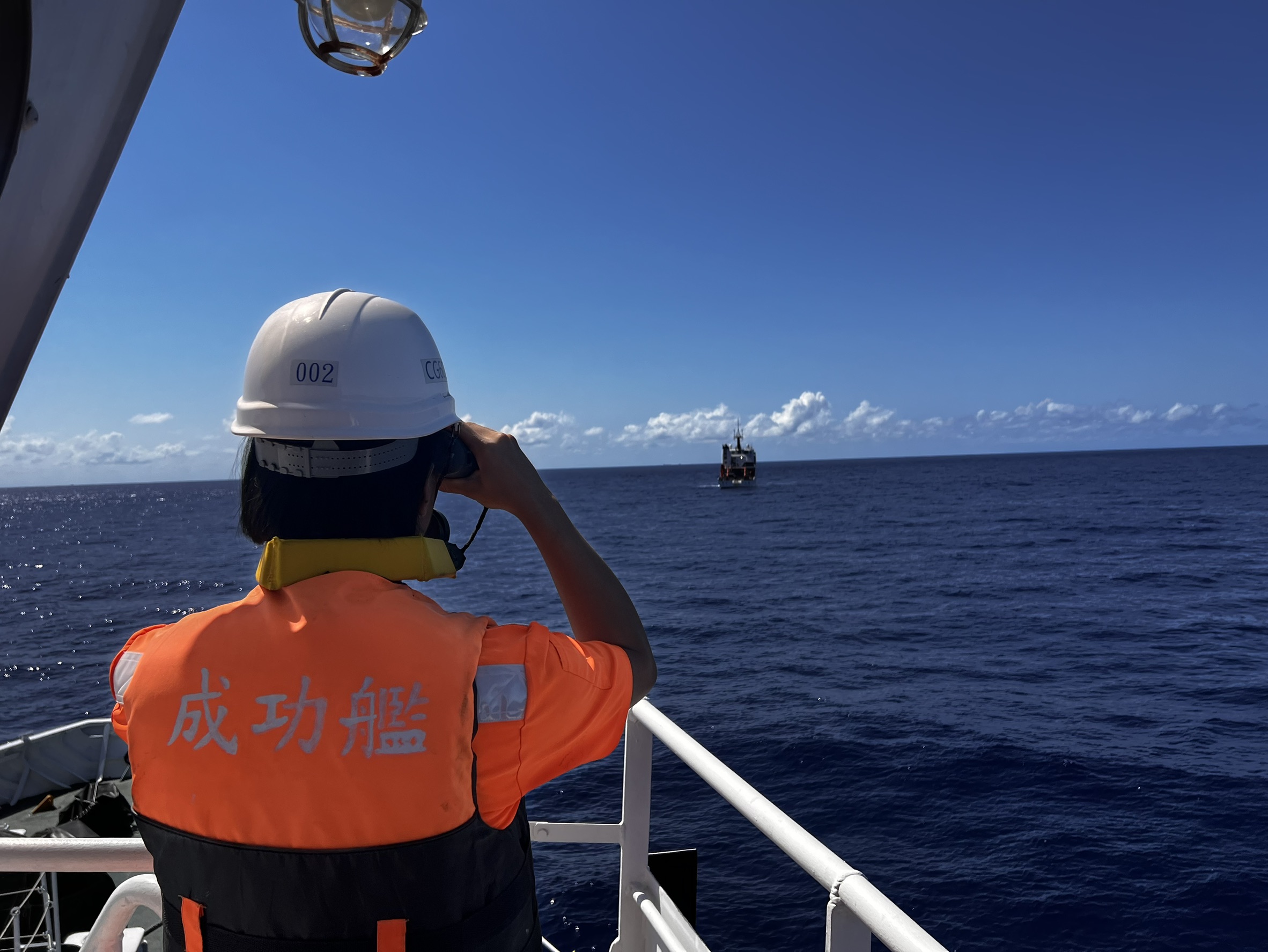 海巡偵獲中國「同濟號」科研船非法調查活動  海巡艦艇全程監控強勢驅離