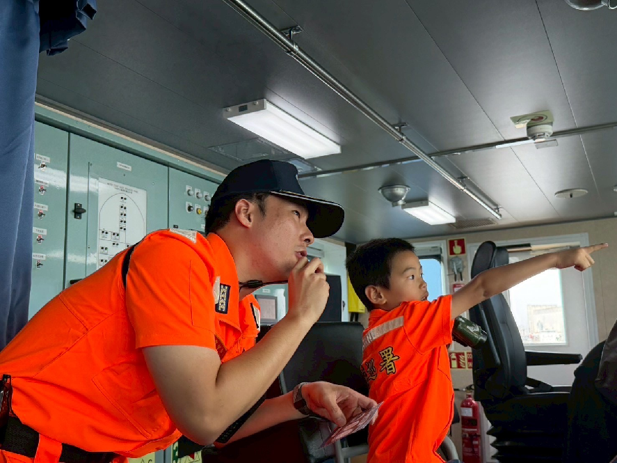 大手牽小手登上台中艦 幼童化身「小小海巡員」認識海巡工作