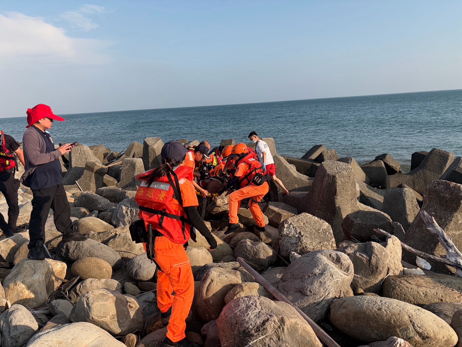 民眾落海命懸一線 海巡神速奔馳救援