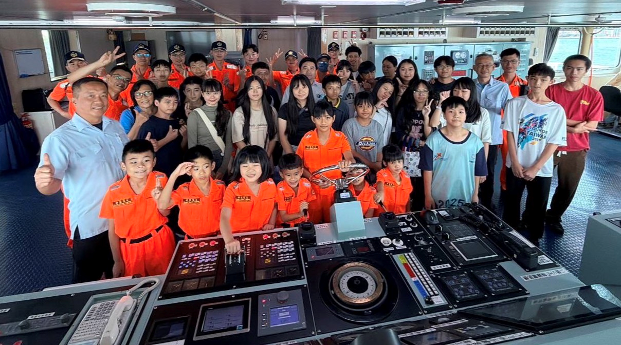 雲林艦張開溫暖臂膀 用陪伴打開孩子的海洋想像
