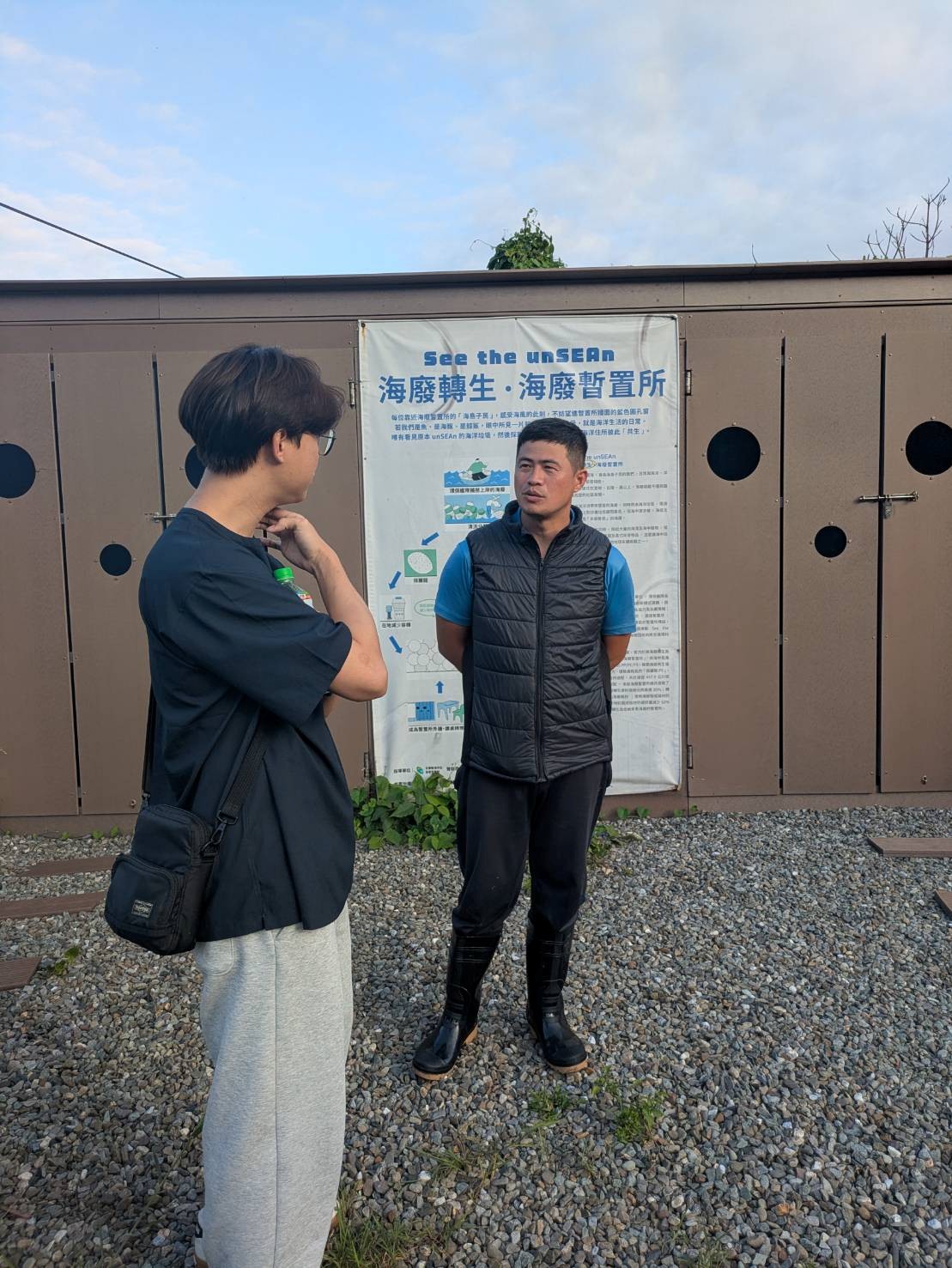 偵防分署5月18日宜蘭查緝隊於大溪漁港運用漁民聯訪時機實施預防犯罪宣導。