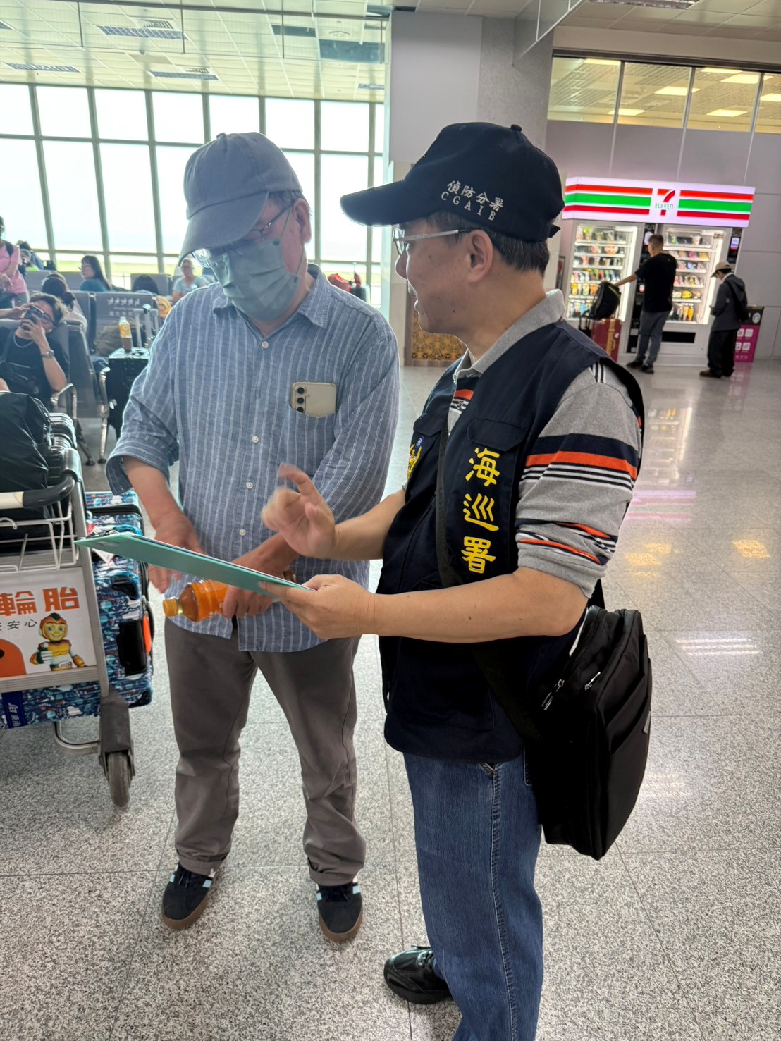 偵防分署5月25日金門查緝隊於尚義機場運用漁民聯訪時機實施預防犯罪宣導。
