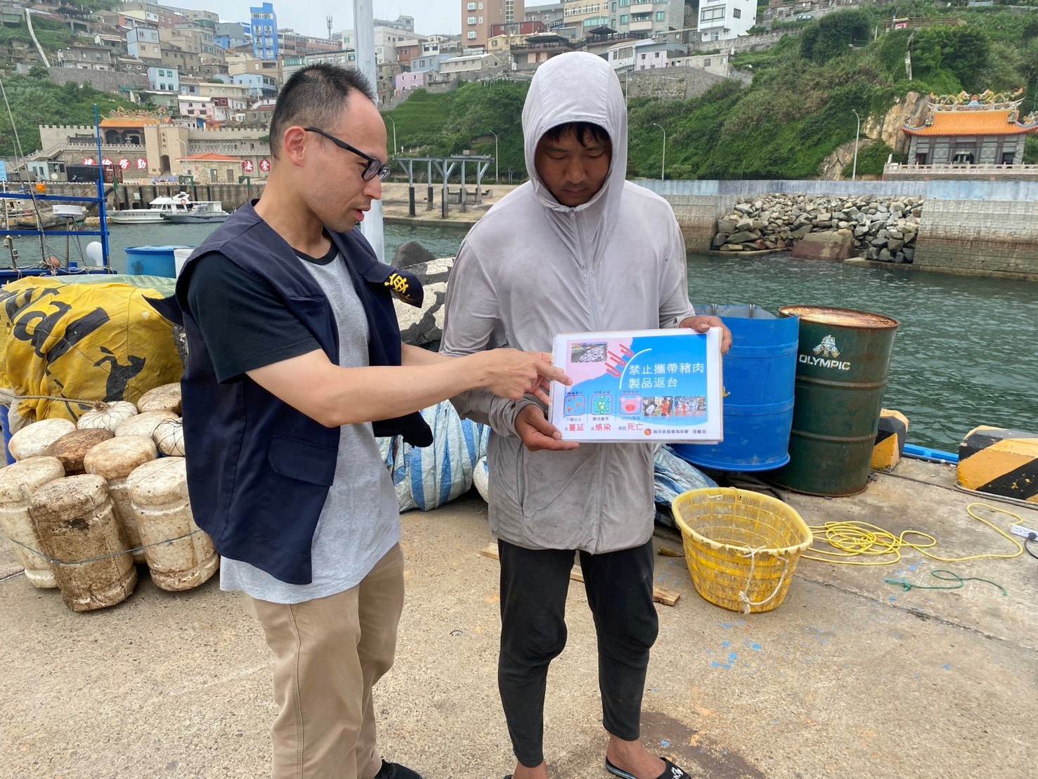 偵防分署5月24日連江查緝隊於中柱港運用漁民聯訪時機實施海巡服務專線118及預防犯罪宣導。