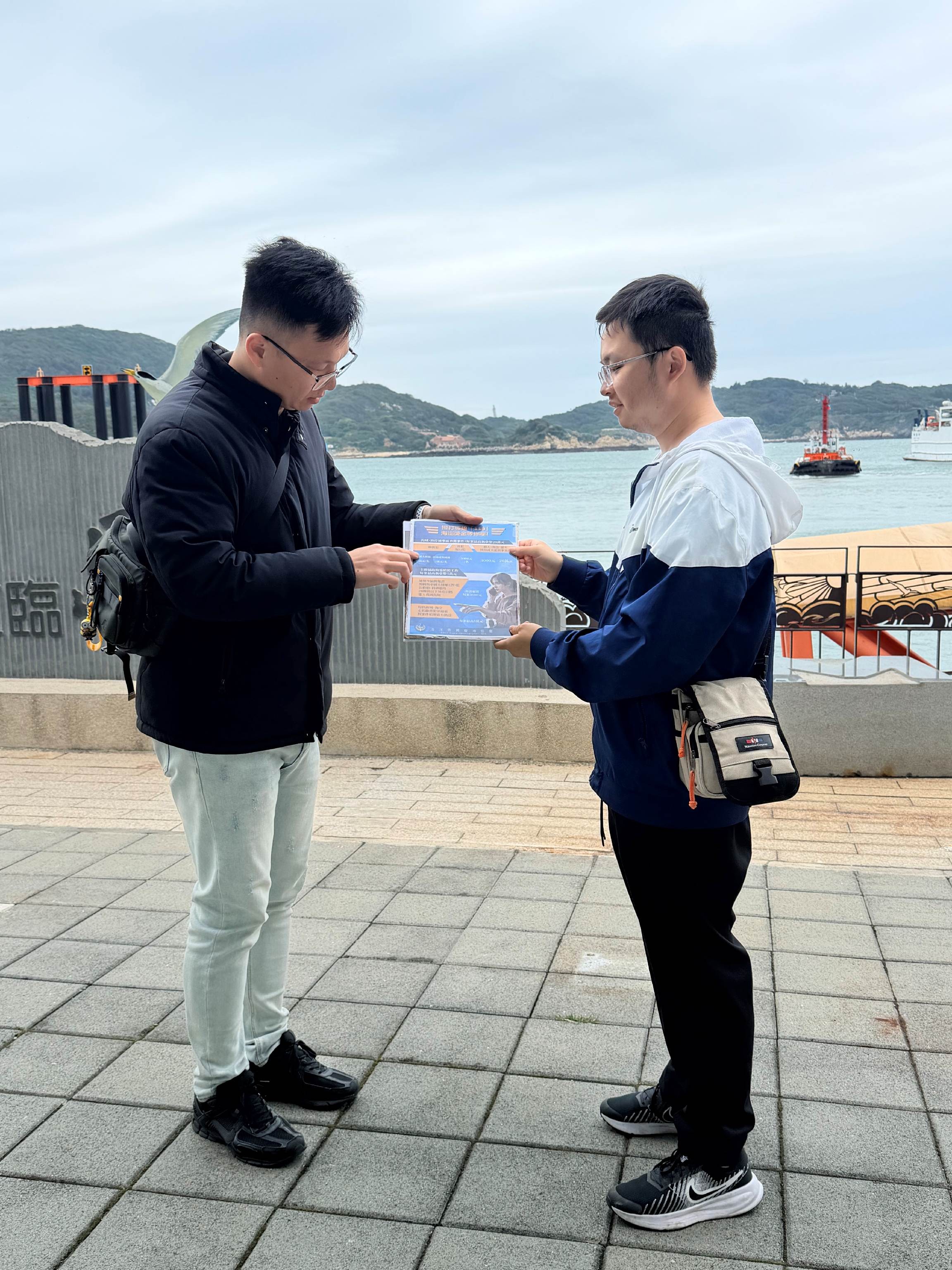 偵防分署5月9日連江查緝隊於福澳漁港運用漁民聯訪時機實施海巡服務專線118及預防犯罪宣導。