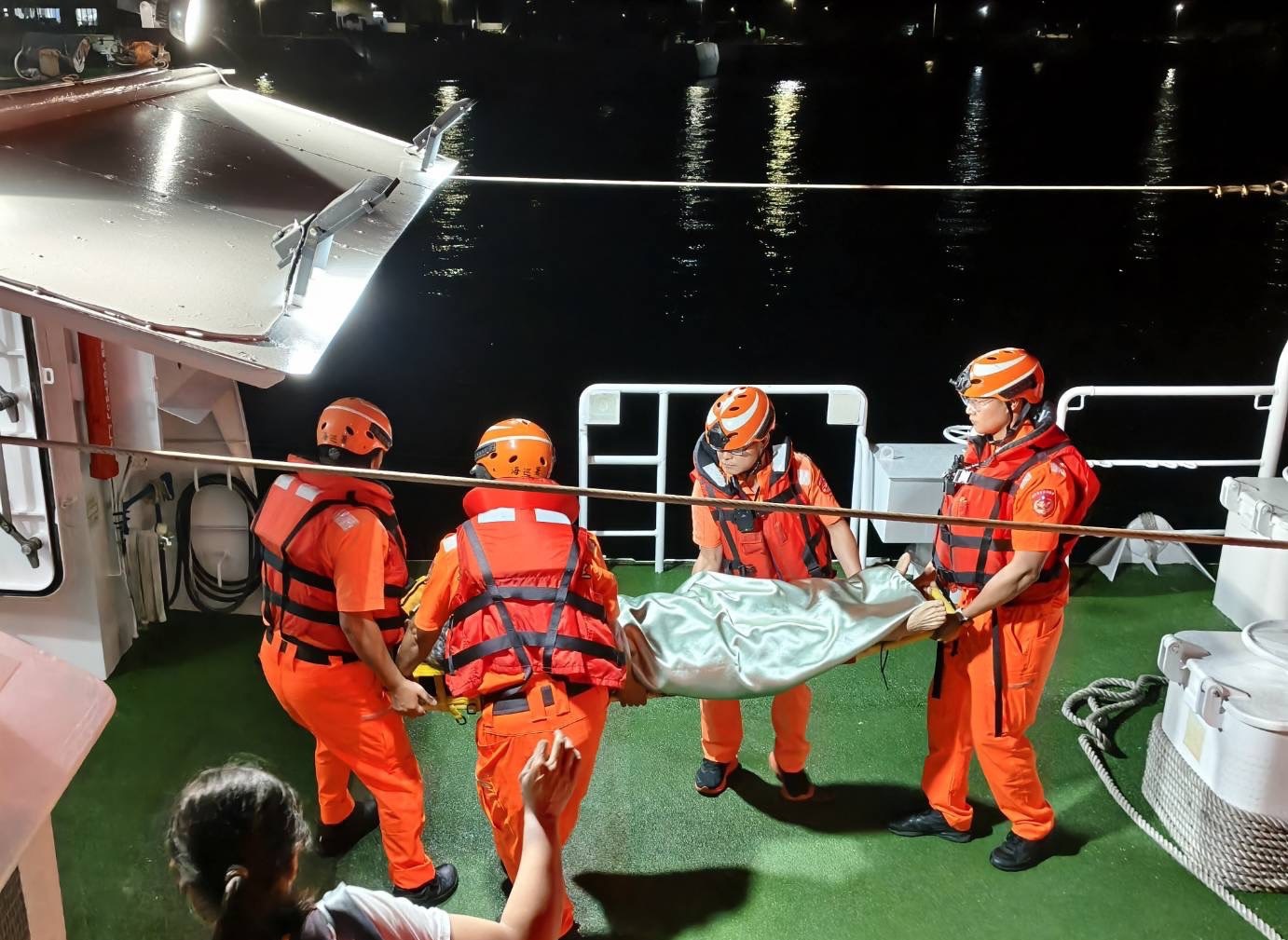望安民眾深夜膽囊炎發作 澎湖海巡急赴後送就醫
