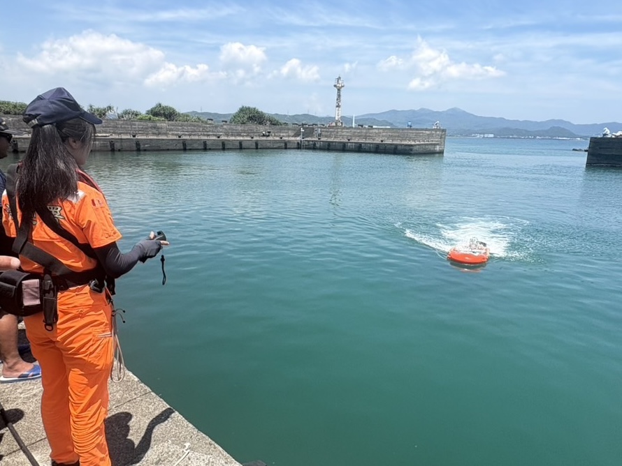 海巡遙控動力救生圈展現機動性 成功救援福隆水域體力耗竭民眾 海巡遙控動力救生圈展現機動性 成功救援福隆水域體力耗竭民眾