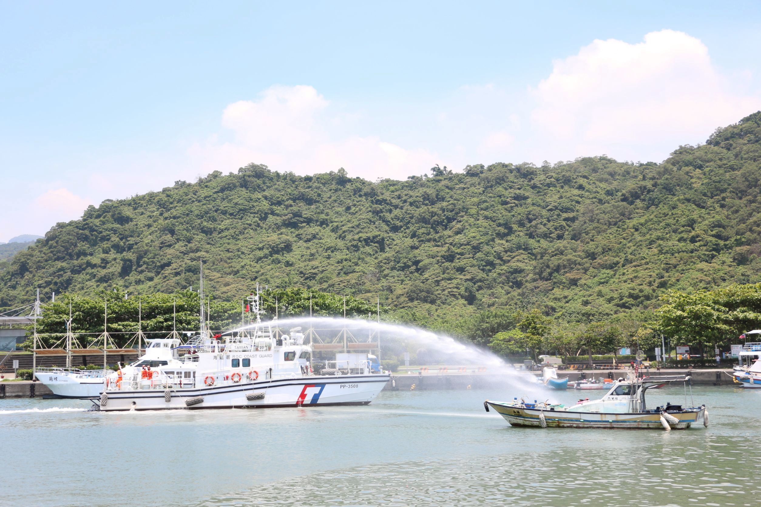 海巡署攜手環保局聯合演練 強化海域聯防能量