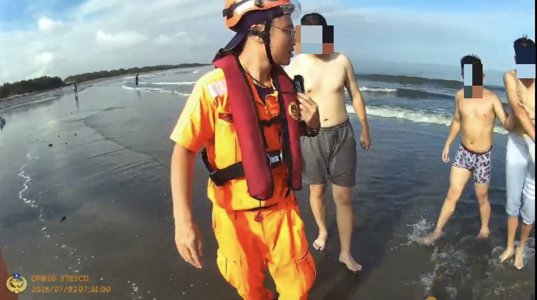 暑假第2天3學生戲水遇險　永安海巡火速救援脫困