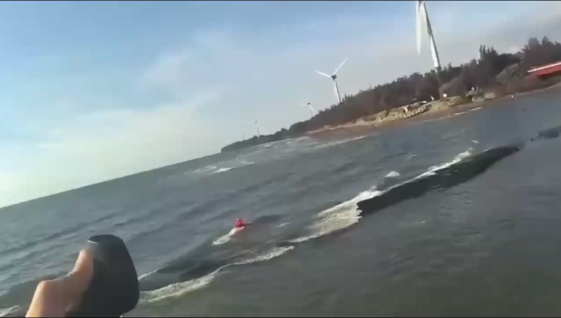 龍鳳情人橋驚傳遊客溺水 海巡善用科技裝備成功救援