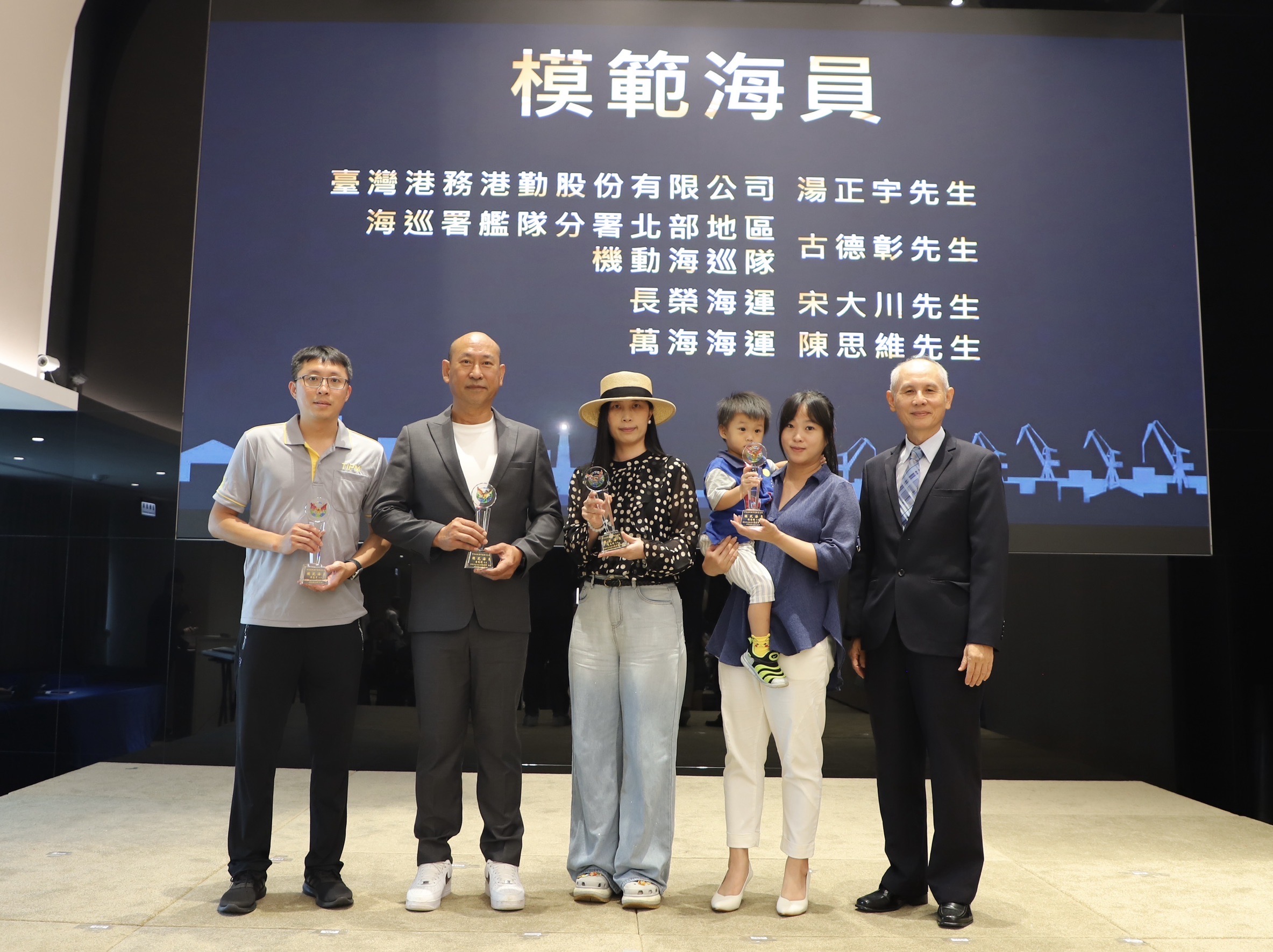 左手救人、右手護國！淡水艦古德彰艦長榮膺模範海員，完美詮釋海巡「平戰轉換」硬實力！