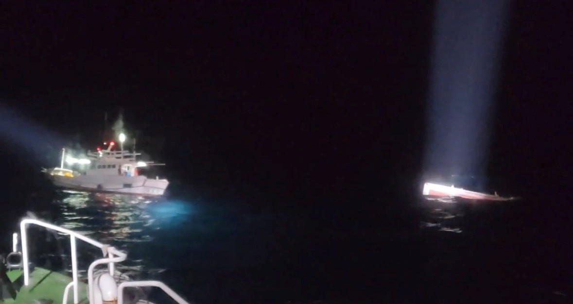 澎湖海上漁船擦撞半沉　海巡馳援戒護並協調救難船協助拖帶