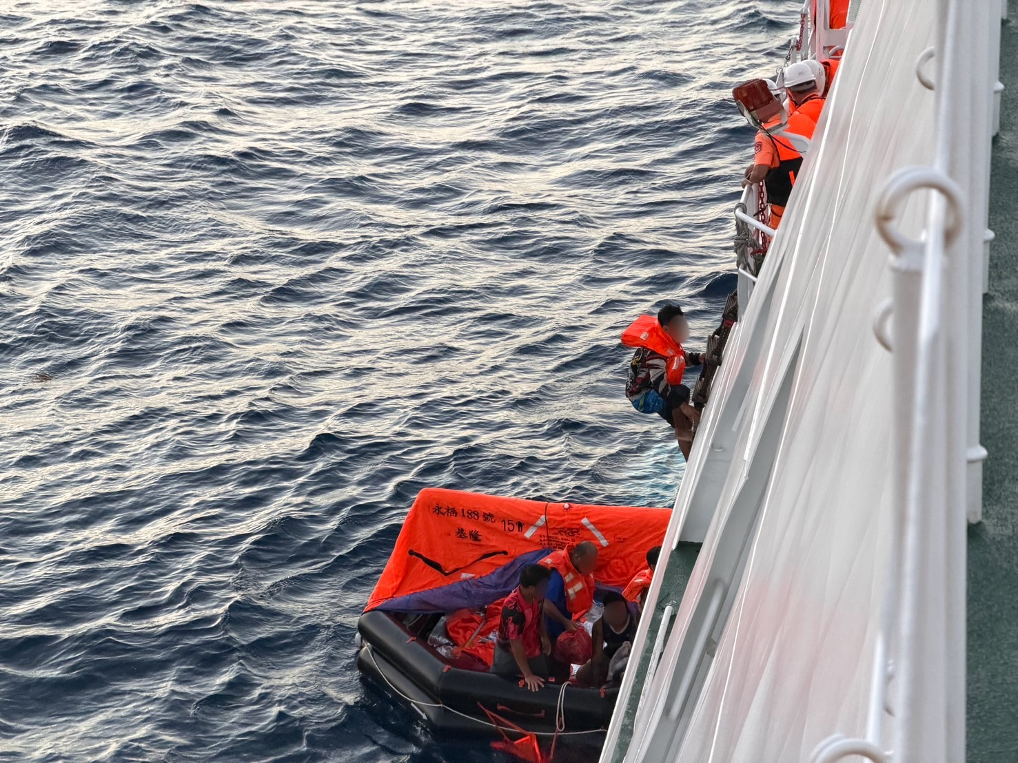 我國漁船暗夜惡火沉沒6人漂流近10小時 海巡八里艦急援全數平安獲救