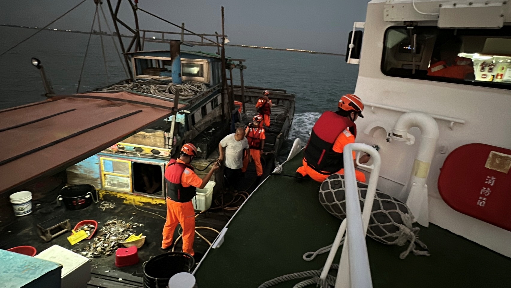 膠筏引擎過熱動力全無 海巡急馳救援拖帶護全