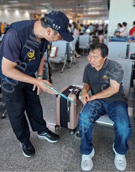 偵防分署6月18日金門查緝隊於尚義機場實施海巡服務專線118及預防犯罪宣導。