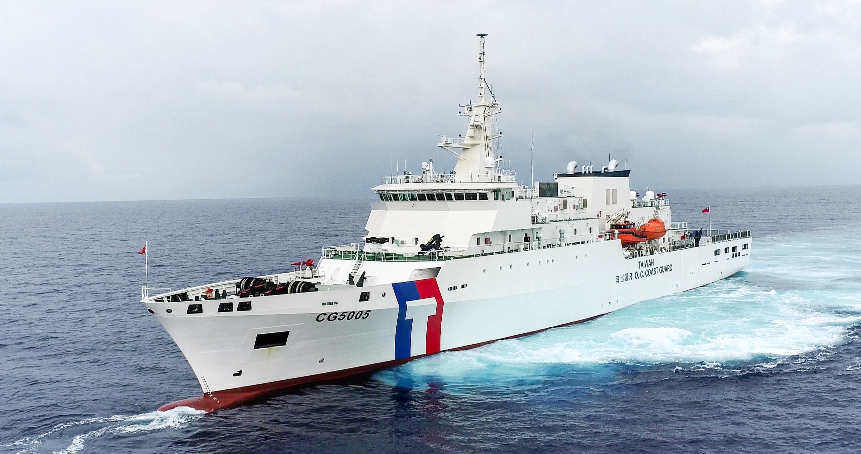 中國海警今（31）日聲稱「秀山艦編隊位臺灣以東海域依法開展常態化執法巡查」一事，海巡署調派「台北艦」等艦艇全程掌握與監控，並嚴正駁斥中國「假執法、真擴權」等認知作戰如下：