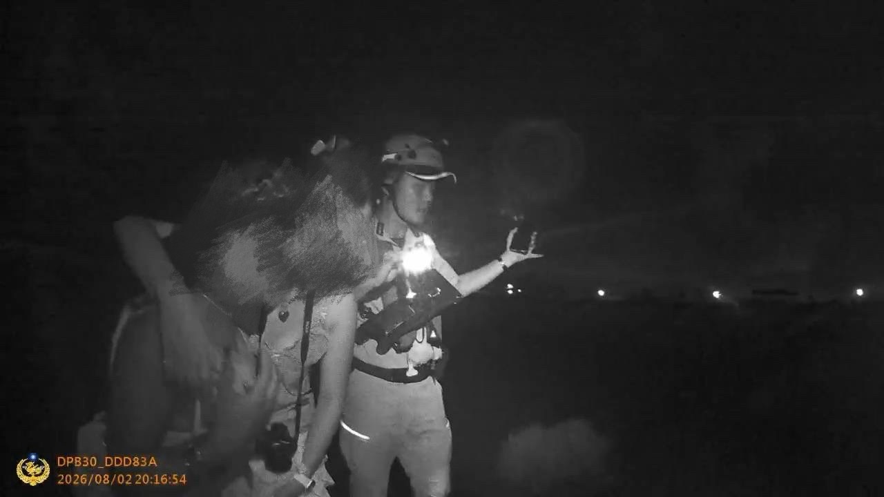 高美濕地暗夜驚魂！海巡循聲辨位 馳援台美遊客平安脫困