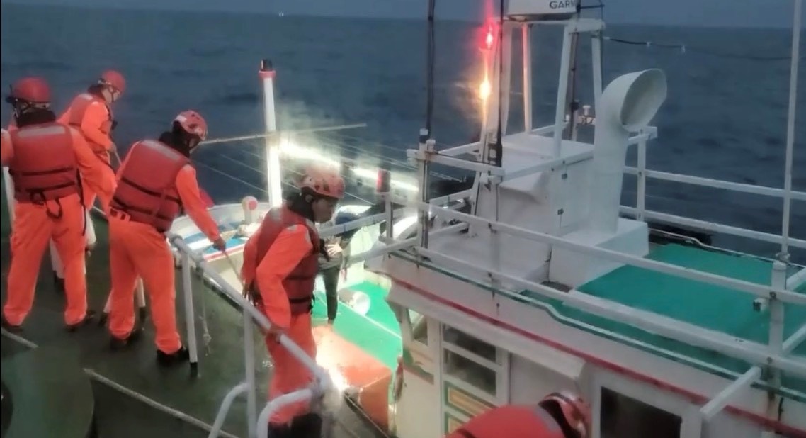 海巡安檢警覺揪可疑 科技慧眼監控即時識破 岸海聯防攔截緝獲偷渡
