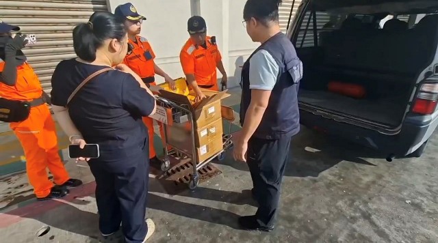 海巡落實邊境查驗 查扣旅客違規攜帶大陸製食品 海巡落實邊境查驗 查扣旅客違規攜帶大陸製食品