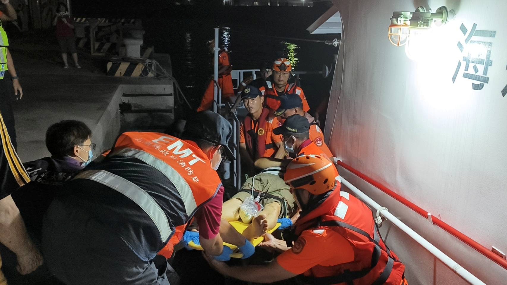 澎湖將軍村7旬翁休克出血 海巡派艇夜間急後送就醫