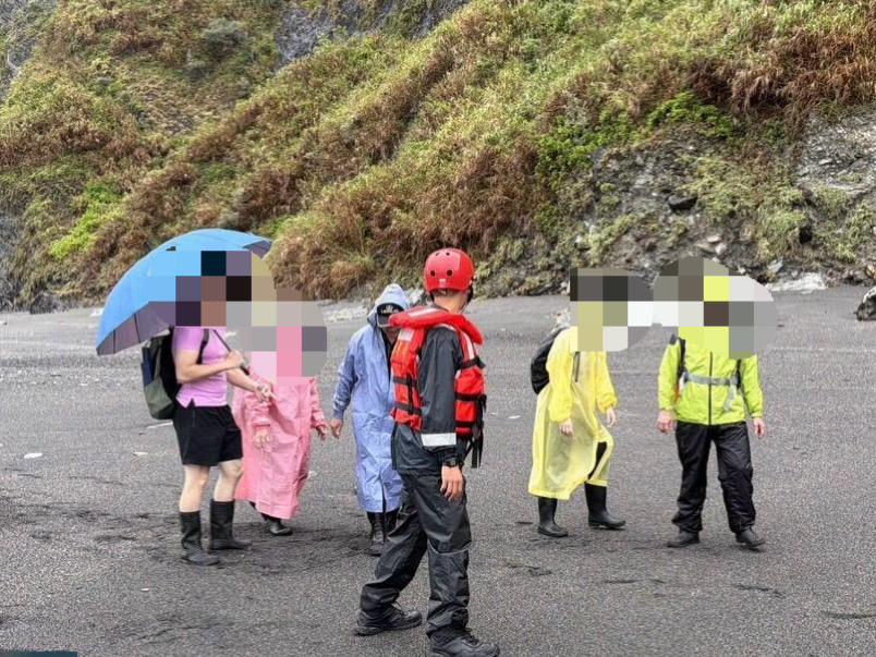 颱風天仍闖神秘沙灘探海蝕洞　海巡依法舉發5人