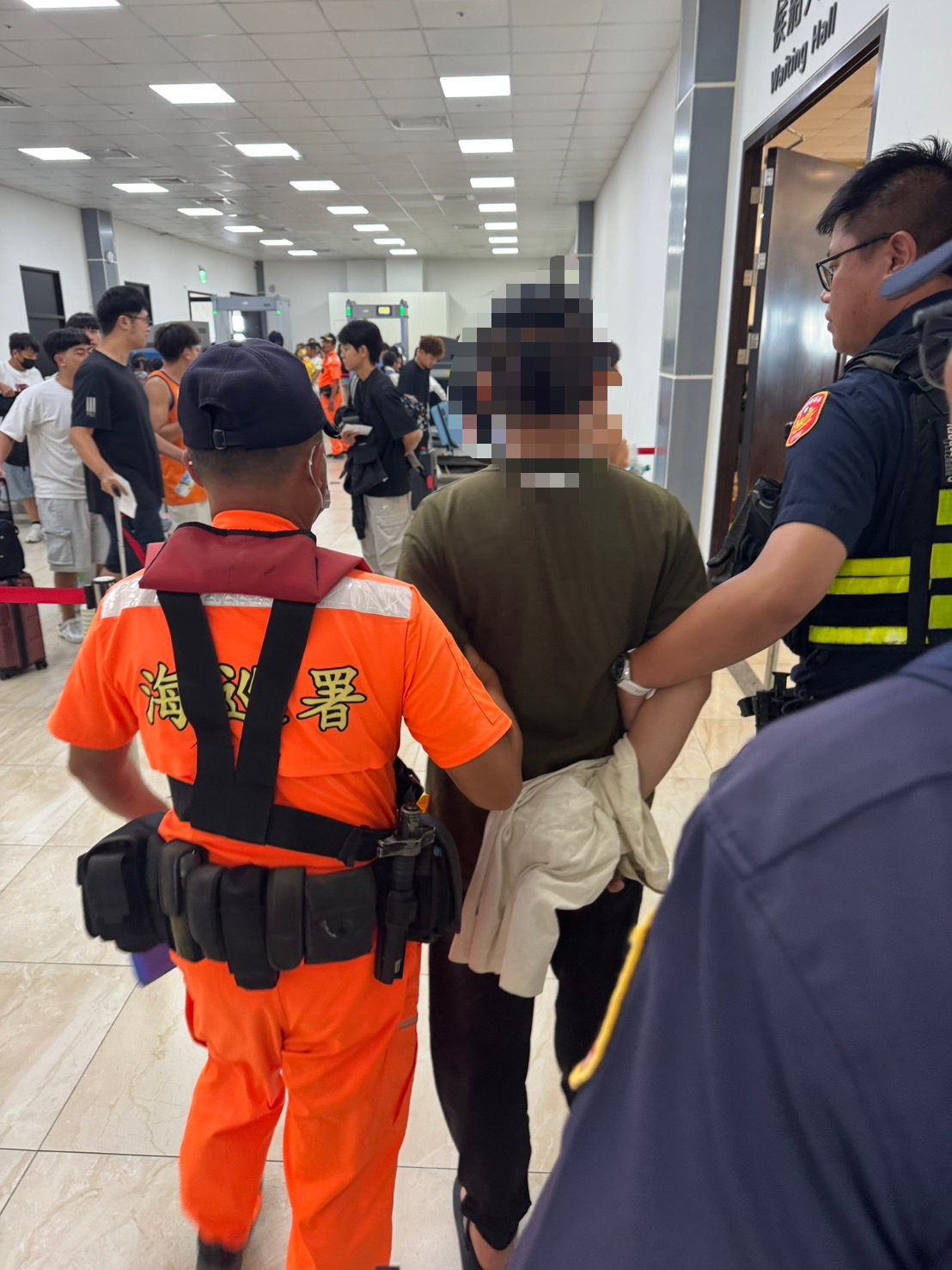 海巡安檢火眼金睛！通緝犯現身布袋港當場落網