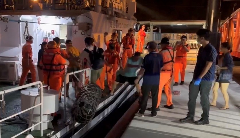 北竿鄉親胸悶頭暈 海巡深夜跨海後送