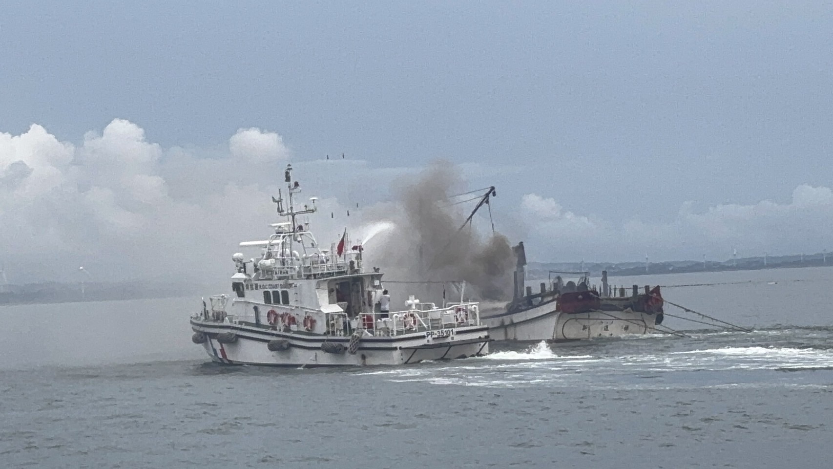 新竹漁船海上失火　海巡馳援4名船員均安