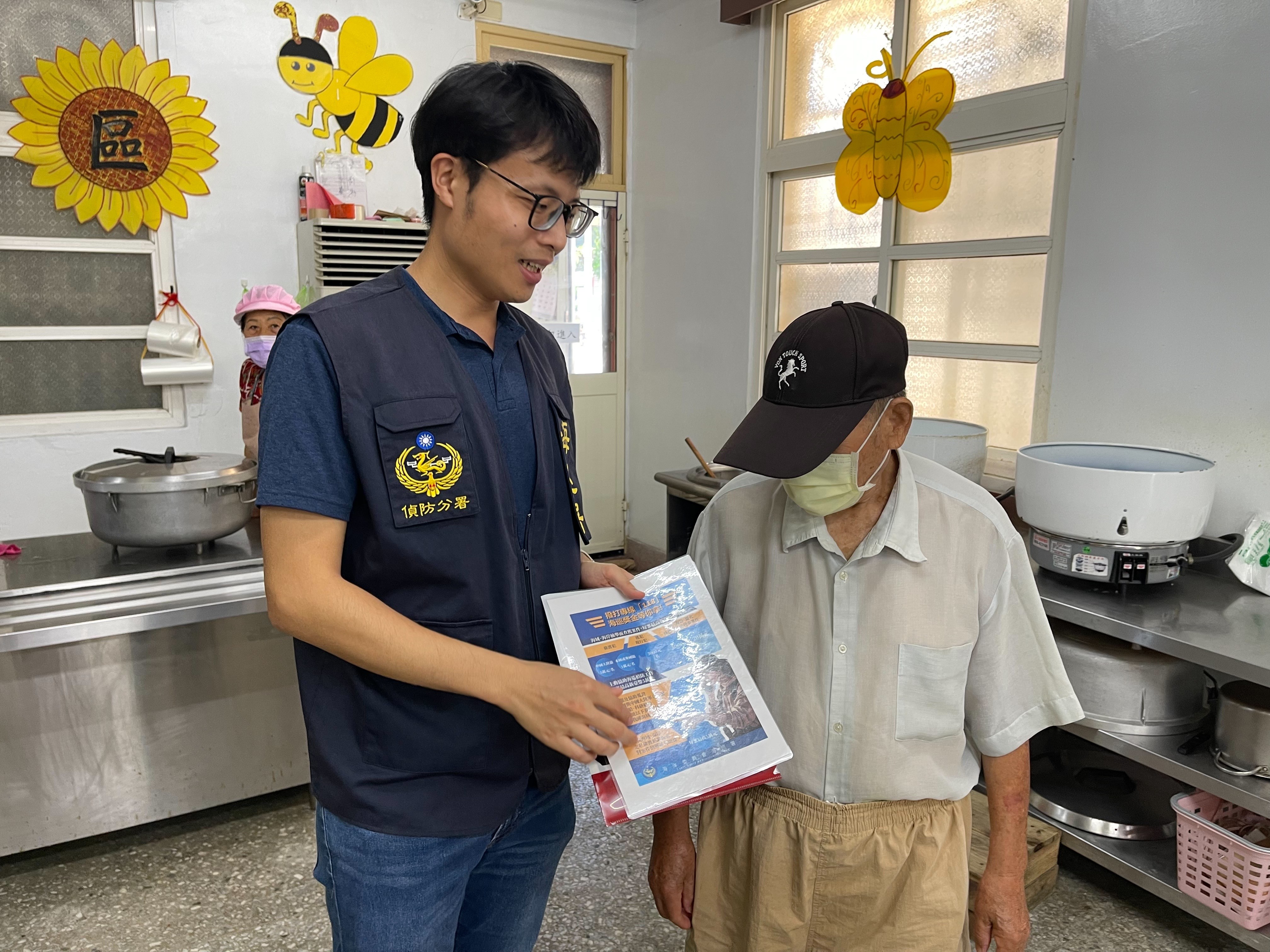 偵防分署7月6日雲林查緝隊於麥寮鄉橋頭村實施海巡服務專線118及預防犯罪宣導。