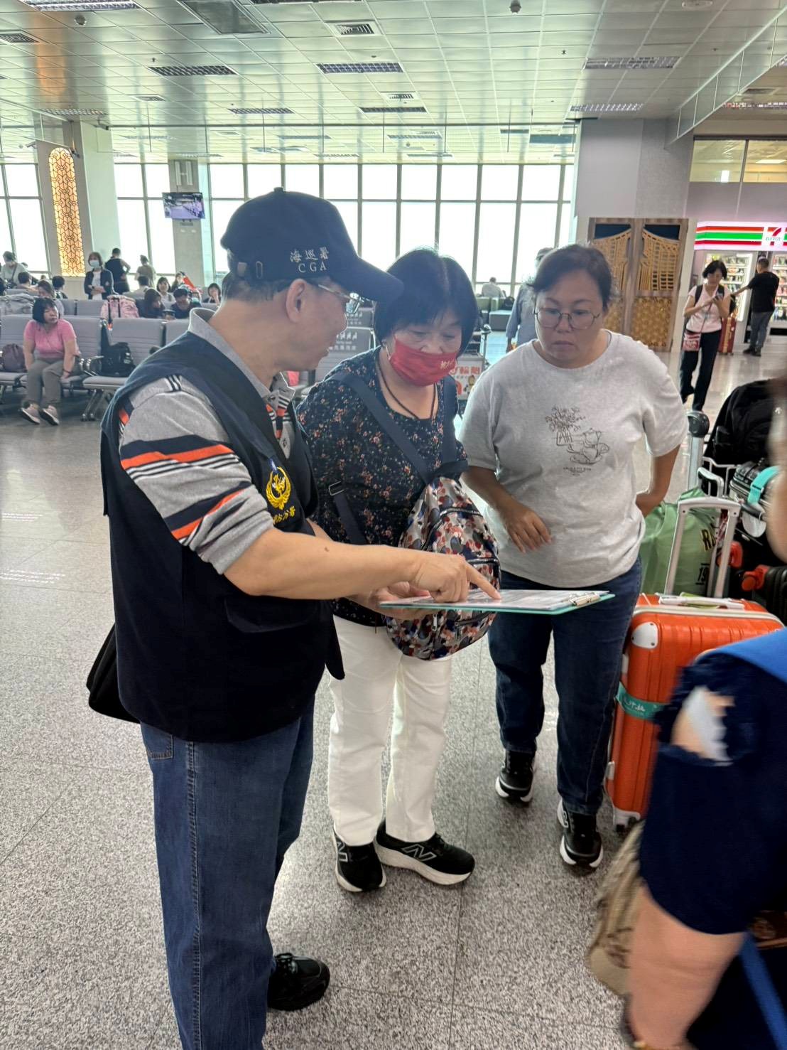 偵防分署7月19日金門查緝隊於金門尚義機場實施海巡服務專線118及預防犯罪宣導。