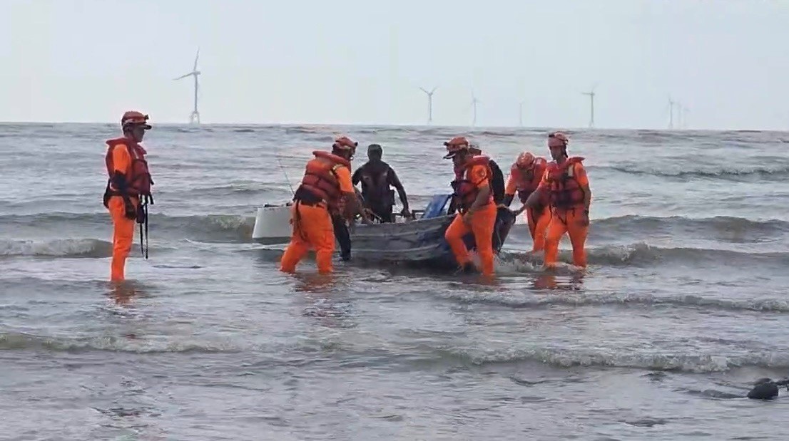 釣樂驚魂！海釣浮具失去動力漂流 海巡即時拖帶救援