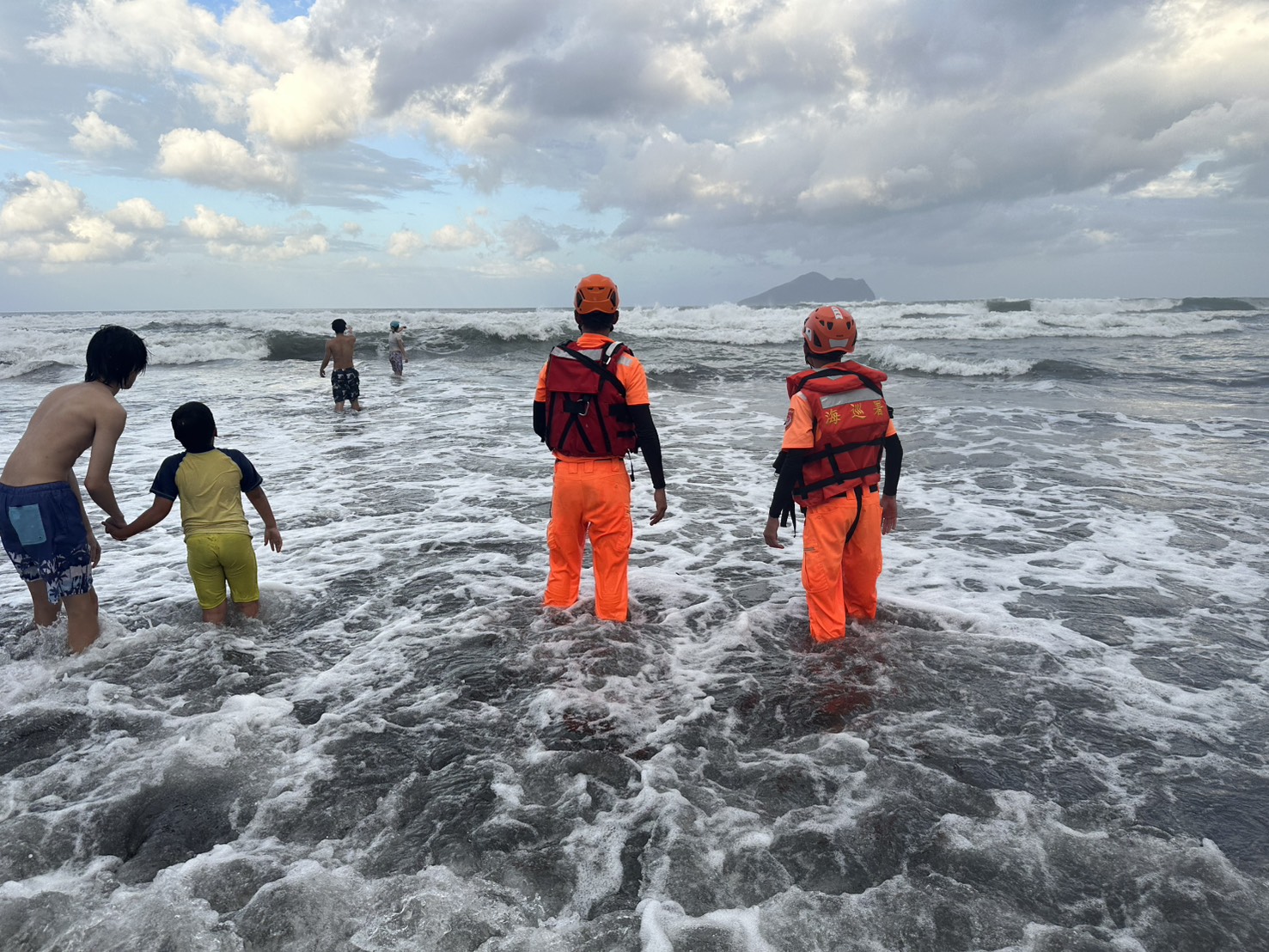 外澳沙灘遊客離岸漂流 海巡遙控救生圈5分鐘火速救援