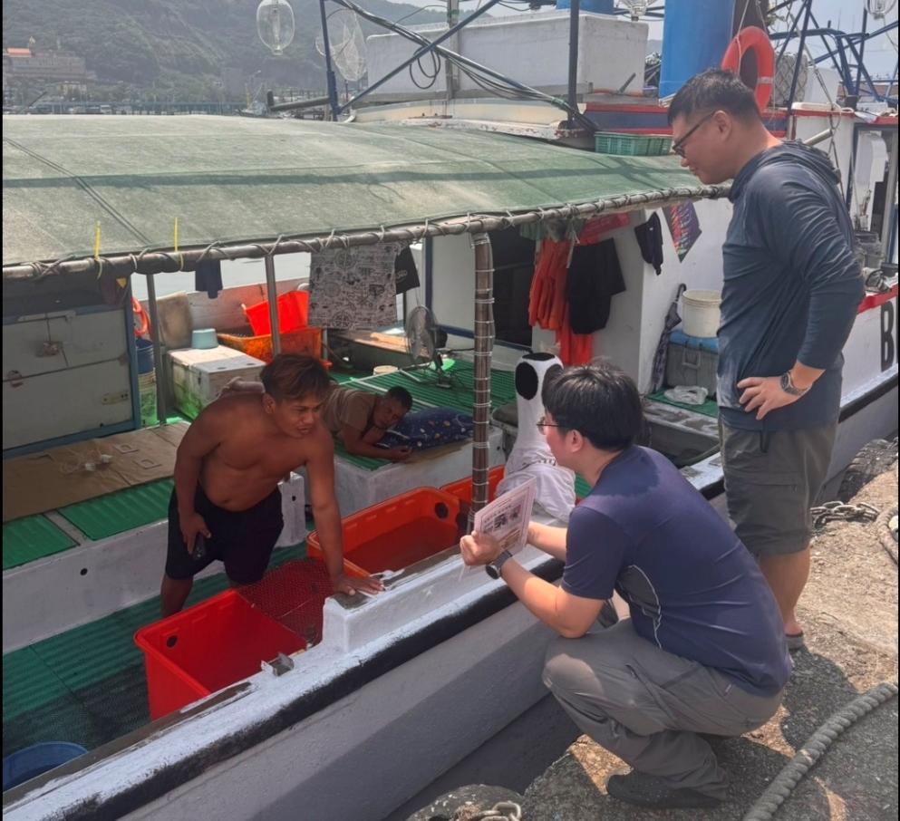 偵防分署8月12日基隆查緝隊於八斗子漁港實施預防犯罪宣導及防範豬瘟。