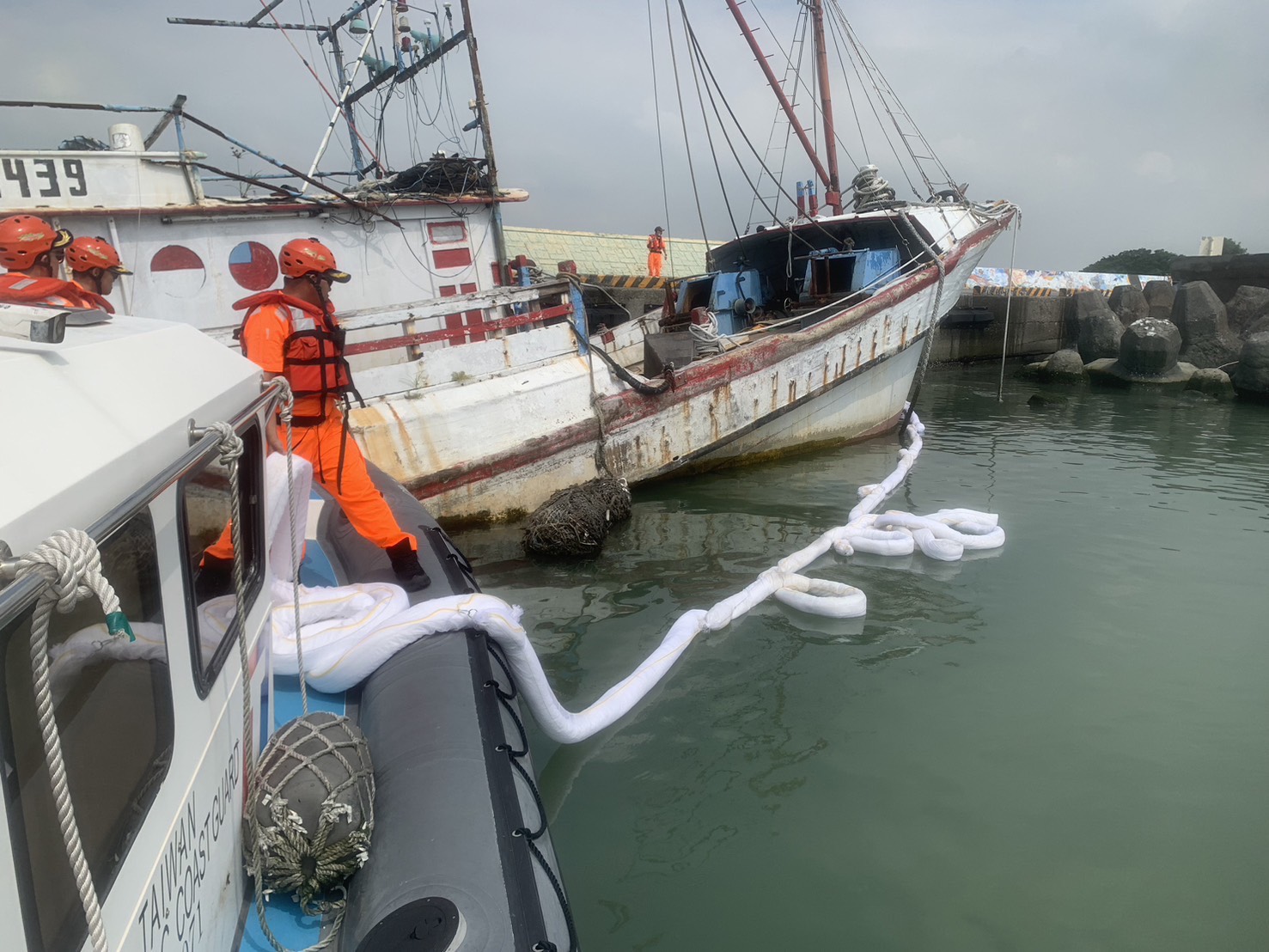 鹽埔漁港驚見油污　海巡跨單位陸海聯防迅速防堵