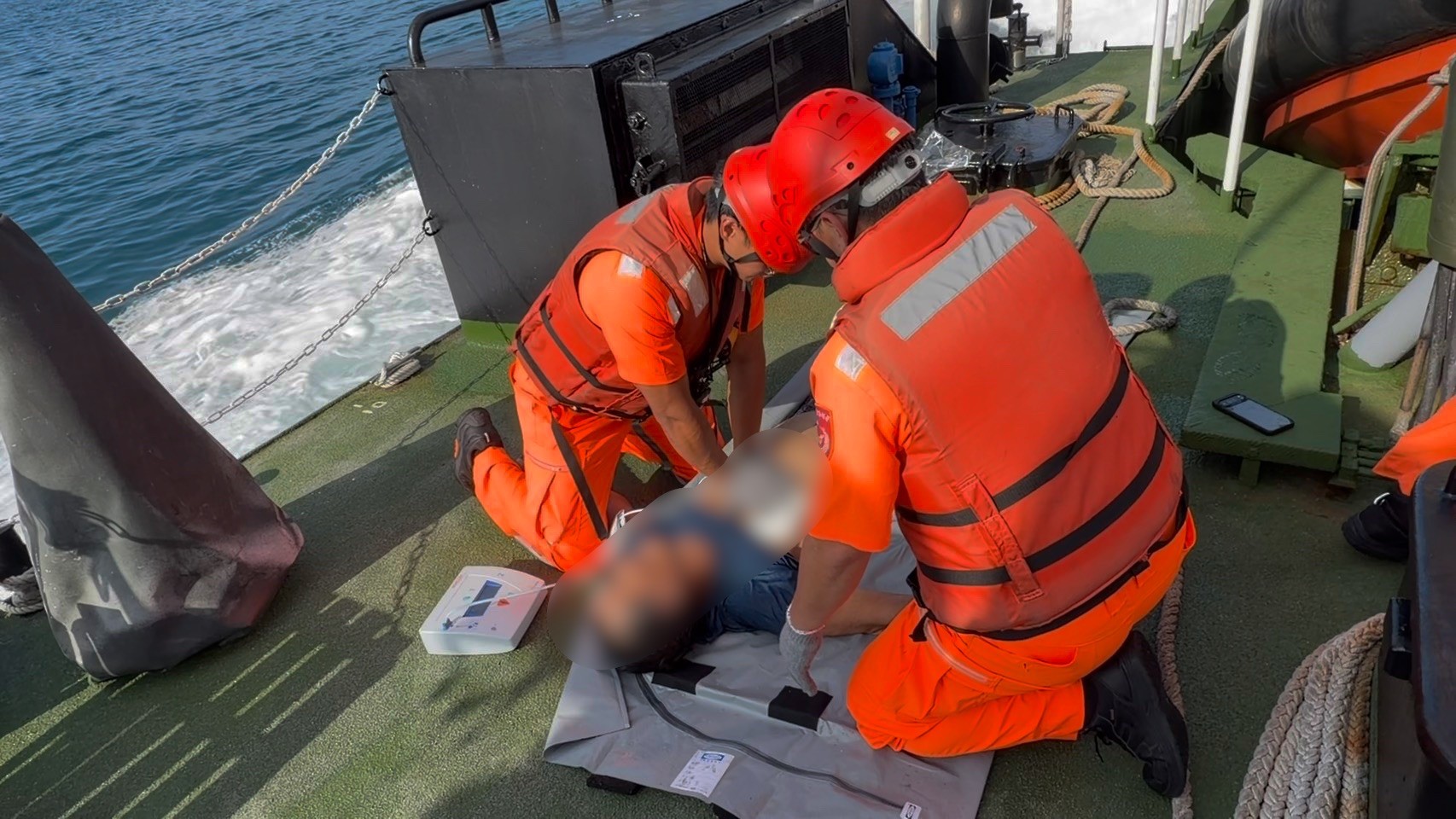 澎湖漁船船長落海昏迷　海巡疾馳救援返港送醫