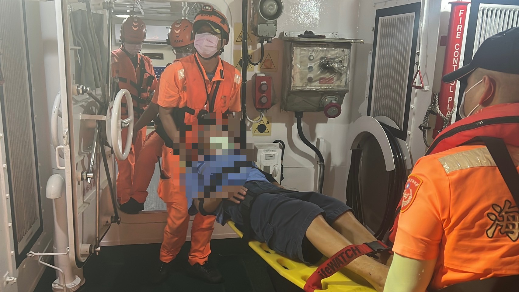 望安男性肺炎急須就醫　澎湖海巡急赴協助後送