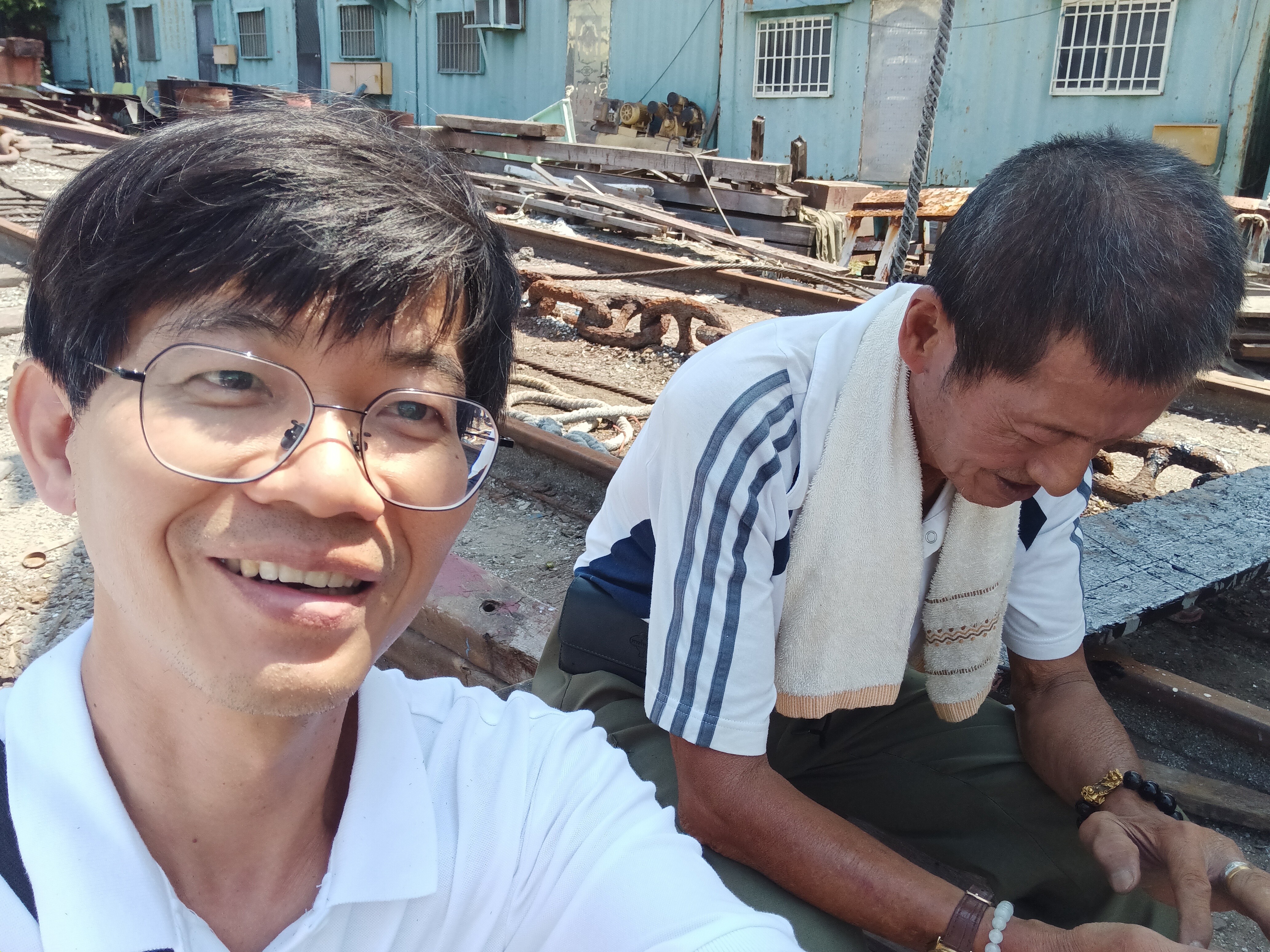 偵防分署9月18日高雄查緝隊於旗津漁港實施宣導海巡服務專線118及防範豬瘟。