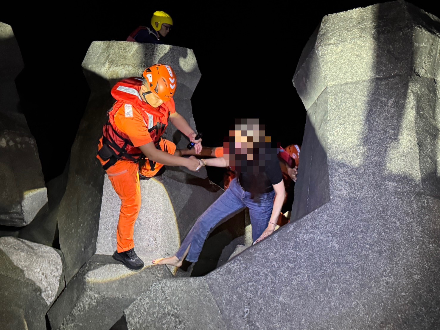 驚險搶救！女子夜困中芸消波塊情緒失控　海巡警消深夜跨域合力成功救援