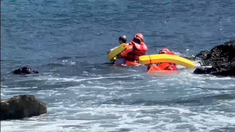 釣客撿拾釣竿不慎落海　海巡冒浪馳援成功救援