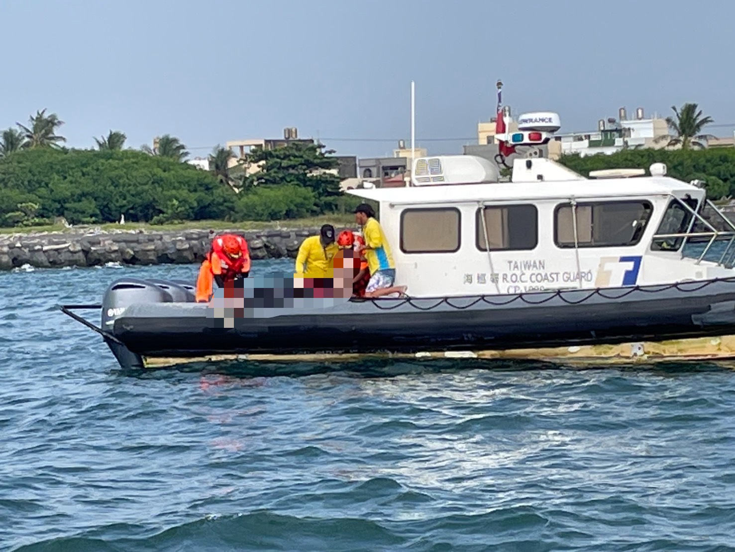 徹夜未歸機車釣具留現場！東港釣客落海　海巡警消動員海空搜救尋獲