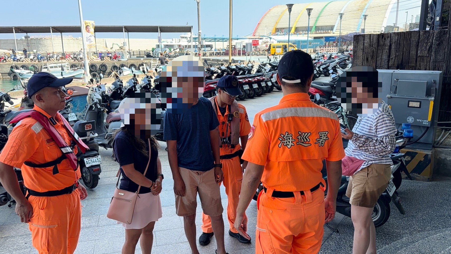 小琉球花瓶岩驚傳摸海龜！2名美籍遊客觸法　海巡艇夜間專案跨海押解送辦