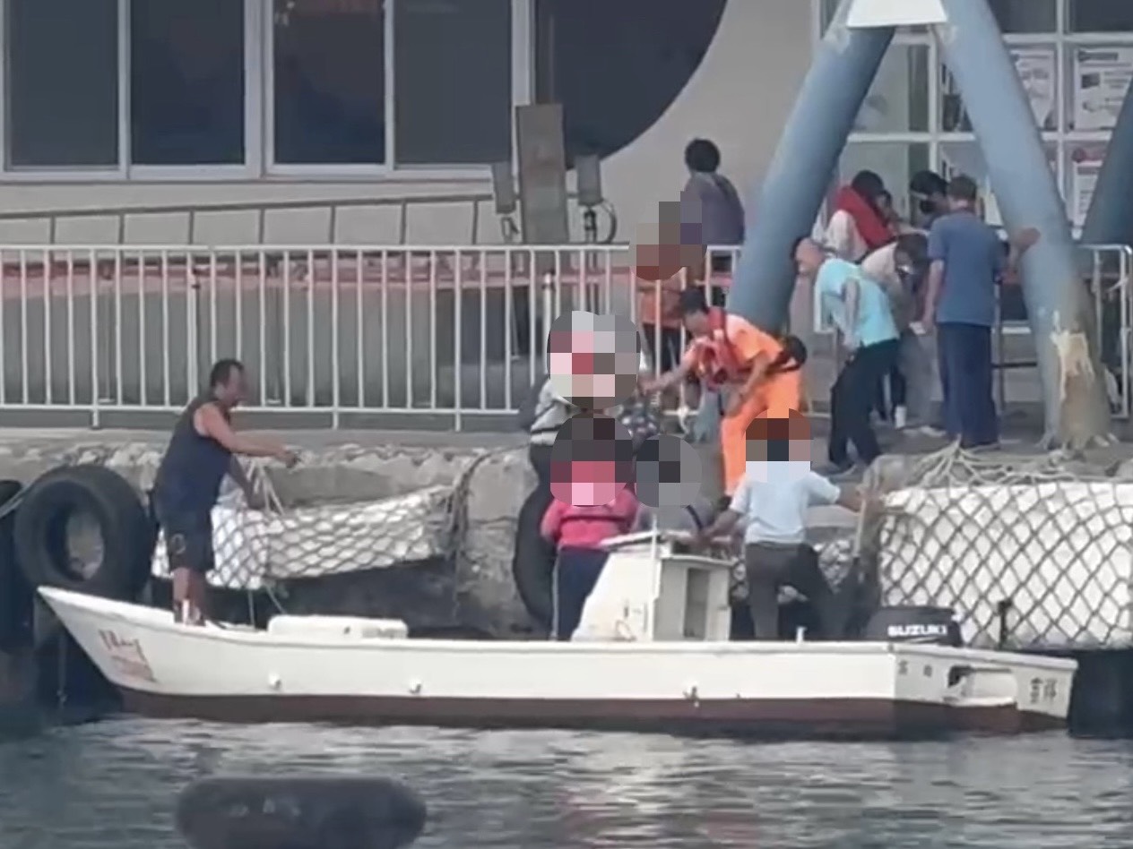 琉球公營交通船「琉興號」港嘴擱淺　海巡海陸馳援35名乘客全數平安脫困