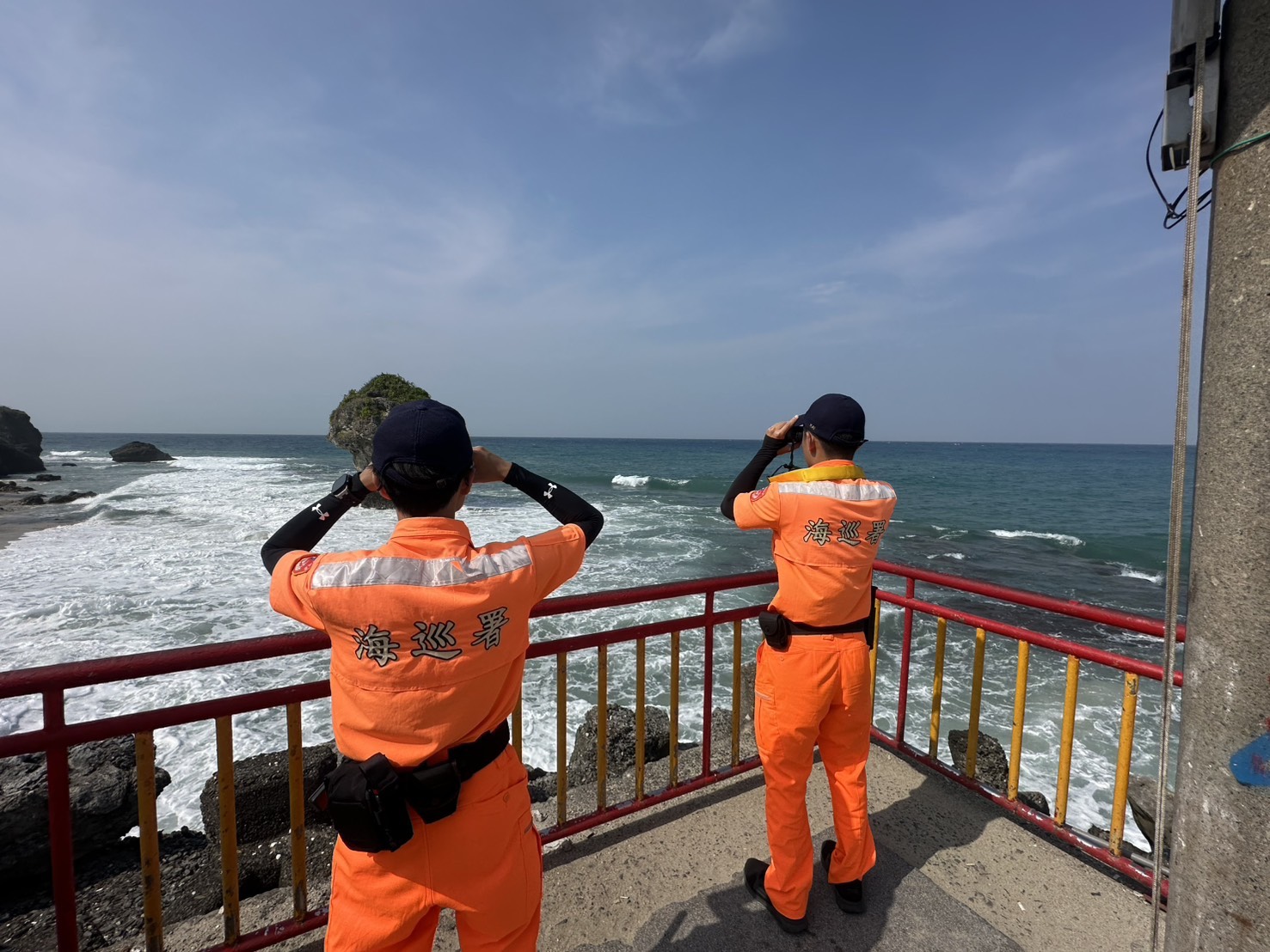 驚險！遊客小琉球美人洞戲水遭浪捲走　海巡協同民間搜救接駁後送本島