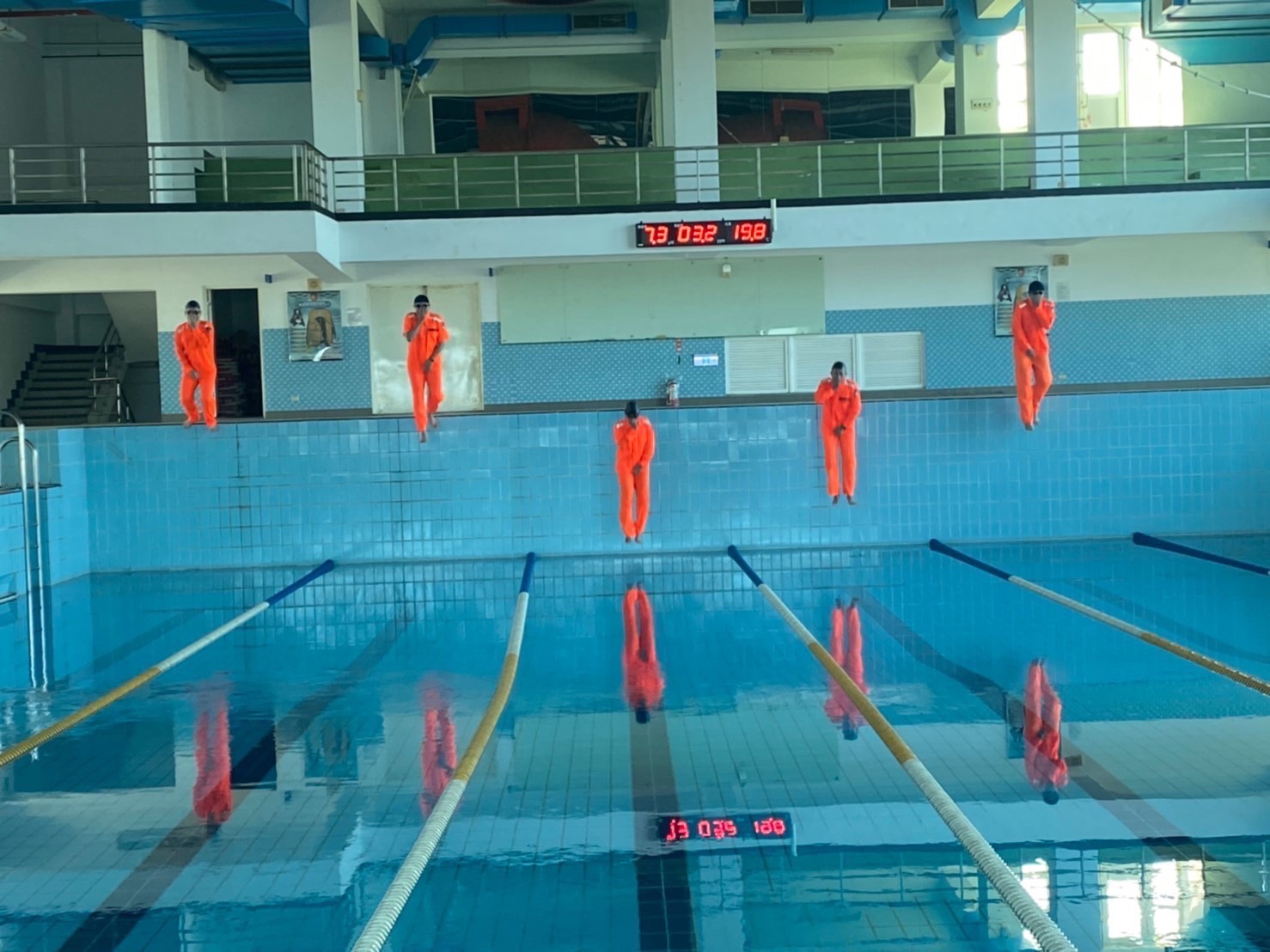 游泳訓練：水上救生訓練。