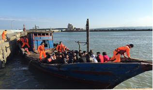 2014年11月6日，本署新竹海巡隊於新竹外海3浬處查獲1艘中國大陸籍木殼船載有32名越南籍偷渡