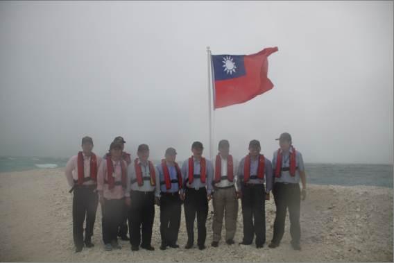 2012年8月31日國安會胡秘書長與部會首長於中洲礁豎立國旗暨合影