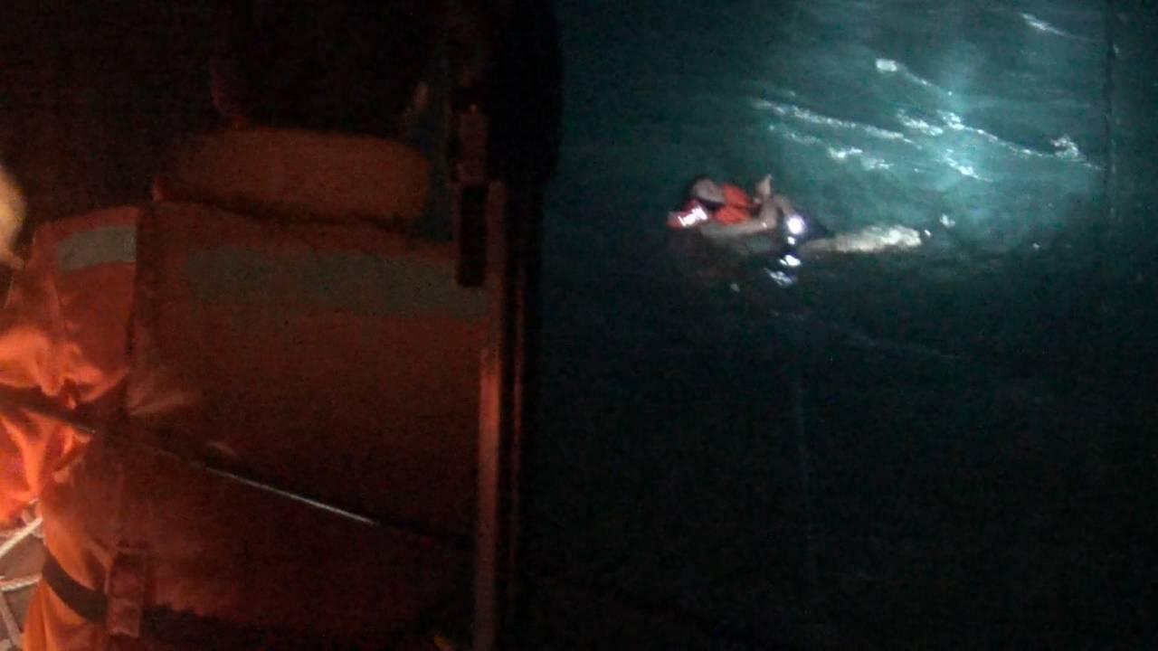 2014年10月10日於惡劣海象下搜救「海研五號」待援船員